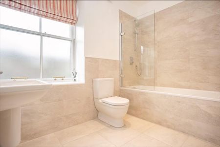 3 bedroom flat to rent - Photo 3