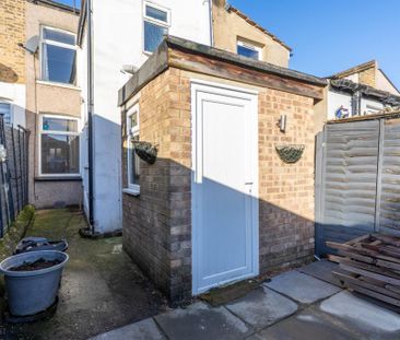 2 bedroom terraced house to rent - Photo 4