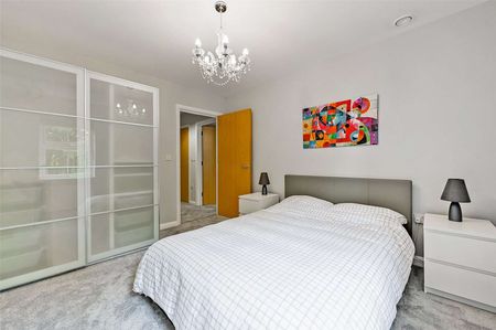 Stylish and fully furnished one-bedroom apartment in the heart of Henley-on-Thames. - Photo 4