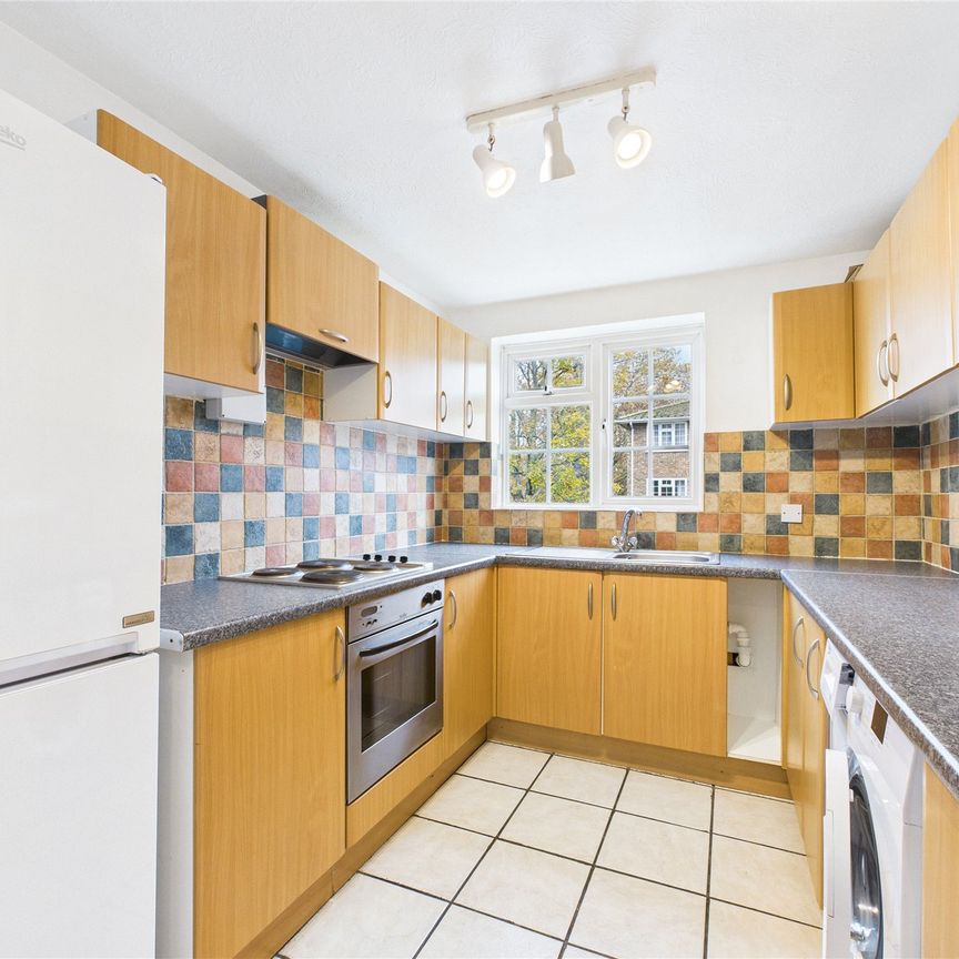 Waters Drive, Staines-Upon-Thames Waters Drive, Staines-Upon-Thames - Photo 2