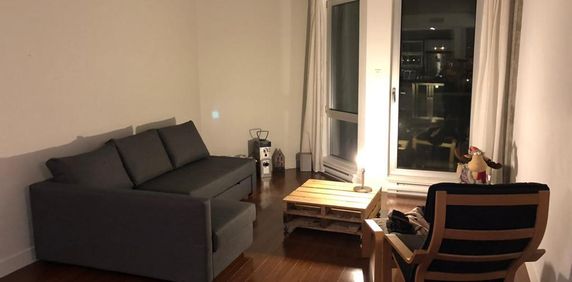 Superbe condo dans Villeray, dans un quartier paisible proche de toutes commodités, avec piscine intérieure, sauna, gym, ascensseurs et stationnement - Photo 2