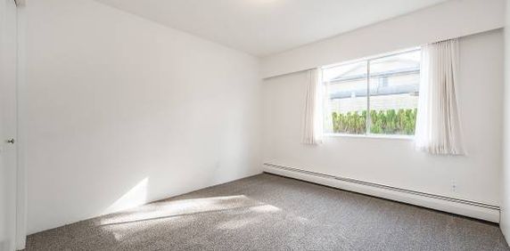 One bedroom in Rockland - Photo 2