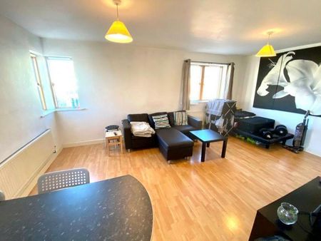 2 bedroom flat to rent - Photo 2