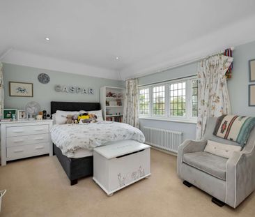 An extremely well presented gated country house, in an idyllic spot... - Photo 6
