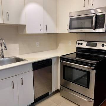 🌇 Prime 1 Bedroom + 1 Den Apartment for Rent in DT Coal Harbour - Photo 4