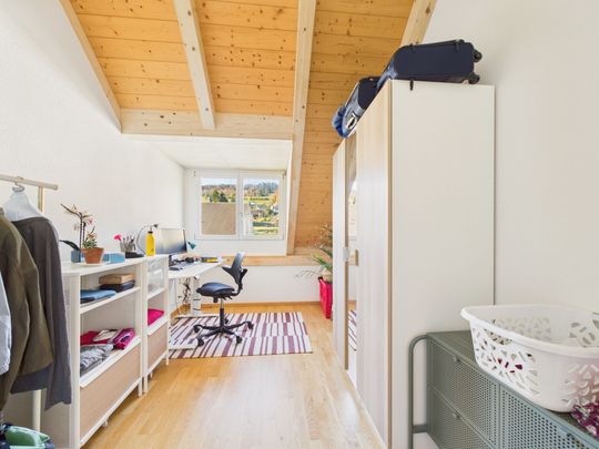 Einzigartige 4.5-Zimmer-Dachwohnung mit Galerie und Weitblick in Kaufdorf - Photo 1