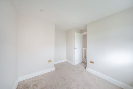 4 bedroom semi-detached house to rent - Photo 5