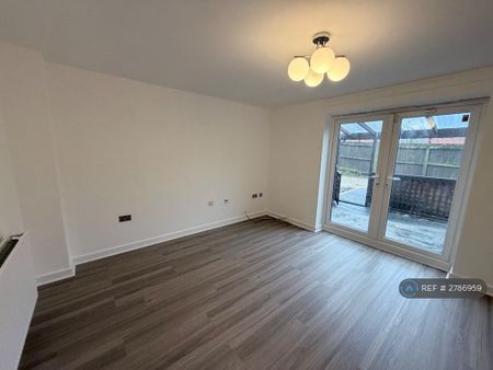 3 bedroom semi-detached house to rent - Photo 2