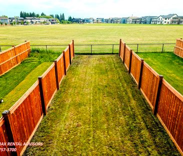 EXECUTIVE 3 BED 2.5 BATH, 2 STOREY TOWNHOUSE W/ ATTACHED TANDEM DOU... - Photo 2