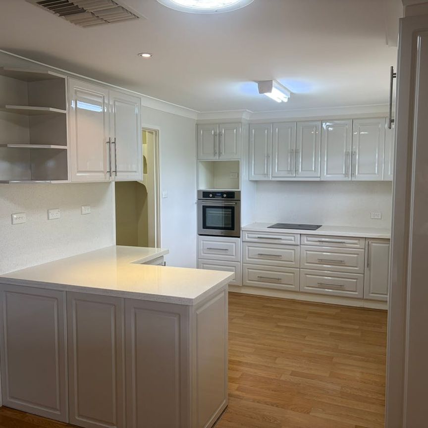 Six Bedroom Home in North Tamworth - Photo 1