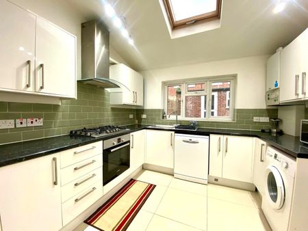 4 Bed Terraced House, Totterdown Street, SW17 - Photo 3