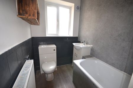 Flat to rent - Chinbrook Road, London, SE12 - Photo 3