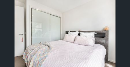 Luxury Two-Bedroom Apartment with Expansive Courtyard - Photo 4