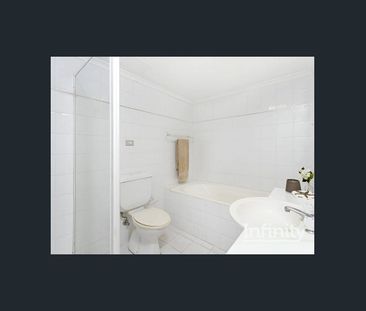 LIGHT & AIRY SPACIOUS ONE BEDROOM APARTMENT IN ST LEONARDS - Photo 4