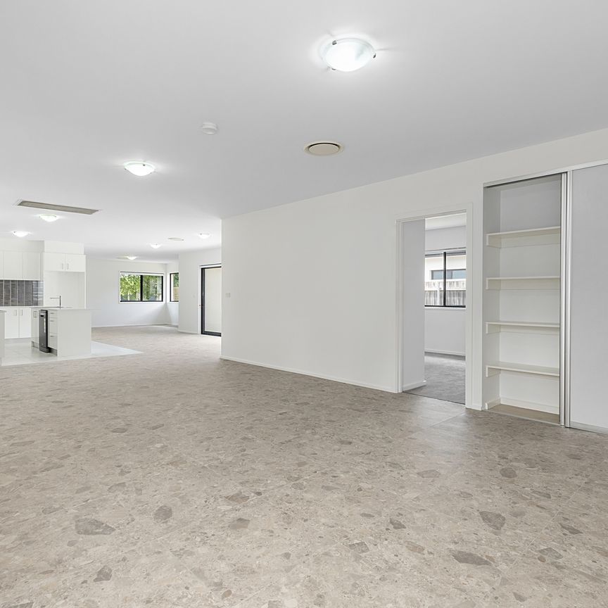 Near new. Family friendly. Easy care. - Photo 1