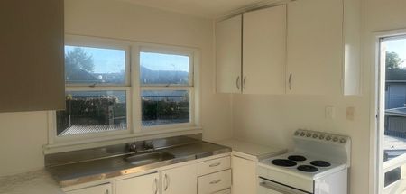 Sunny Top Level 2-bedroom Unit! - Photo 2