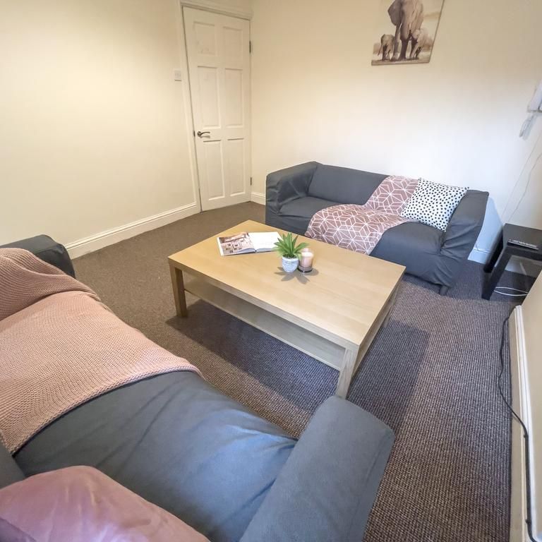 4 bedroom terraced house to rent - Photo 1