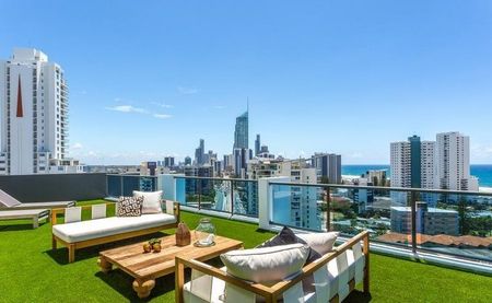 Stunning Penthouse Living in Surfers Paradise - Photo 3