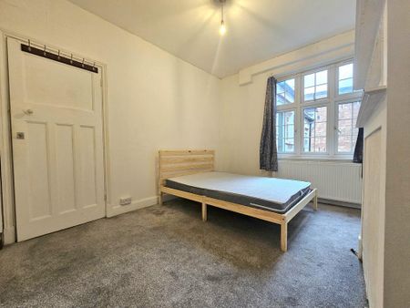 1 bedroom in a house share to rent - Photo 2