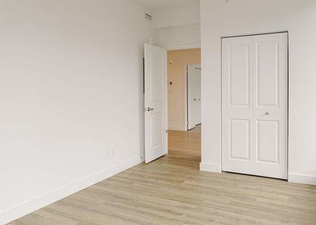 High rise luxury apartment building located in the triangle district - Photo 2