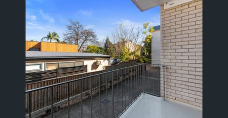 Sunny Two Bedroom Apartment - Photo 2