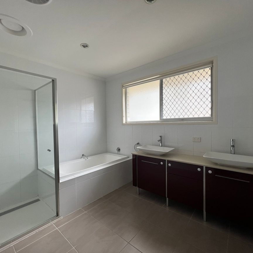 Spacious home in great location - Photo 1