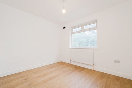 4 Bed Terraced House, Reynolds Avenue, E12 - Photo 2