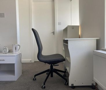 4 bedroom private hall to rent - Photo 3