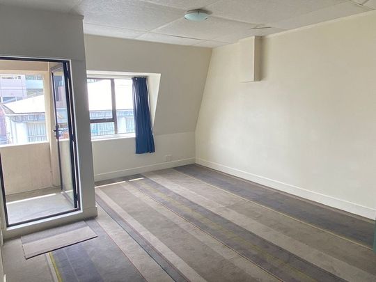 Chic 3BR Te Aro Apt - Central Living! - Photo 1