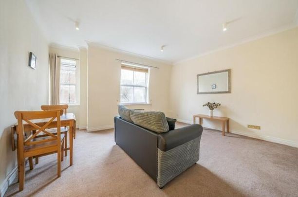 Charing Cross Road - Photo 1