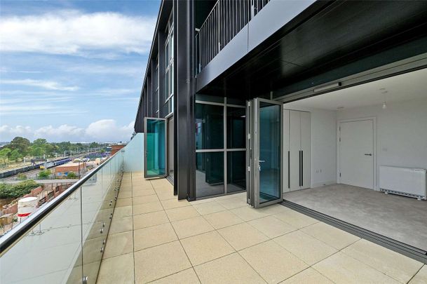 A penthouse apartment with a spacious south facing private terrace - Photo 1