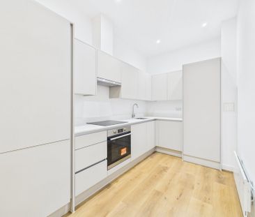 Lakeside East, The Causeway, Staines-Upon-Thames,TW18 - Photo 3
