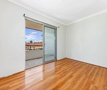 Newly Updated, Sun-Filled, Modern And Spacious Two Bedroom Apartmen... - Photo 2