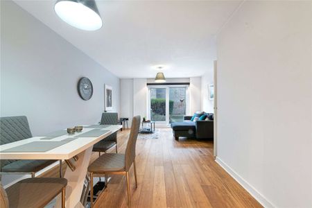 A beautifully presented and spacious two bedroom apartment situated within a popular residential development. - Photo 3