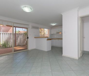 LOVLEY TOWNHOUSE IN EXCELLENT LOCATION!! - Photo 5