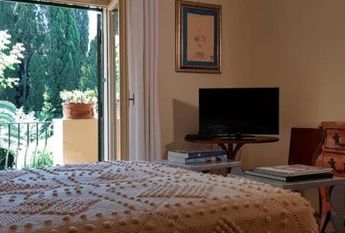 Appia Antica: Luxurious, fully furnished Villa with 5 Bedrooms, 5 baths, large private garden and swimming pool. Beautiful home is lush green setting close to the center. # 651