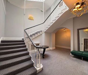 A charming 3 bedroom penthouse apartment in the prestigious Wentwor... - Photo 3