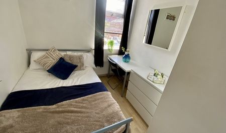 Fantastic 5 double Bedroom student house - Photo 2