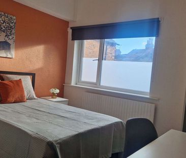 Spacious 6 bed shared house, all en-suite rooms Room 4 - Photo 1