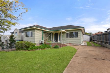 Air-Conditioned Four-Bedroom Family Home with Gas Cook-Top and Two Bathrooms! - Photo 3