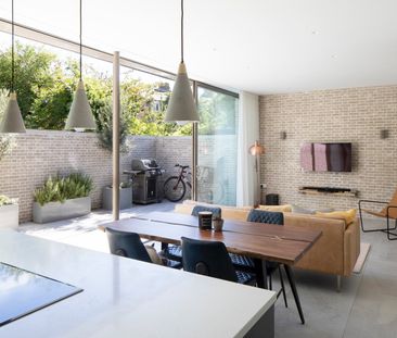 3 Bed Detached House, Morris Gardens, SW18 - Photo 2