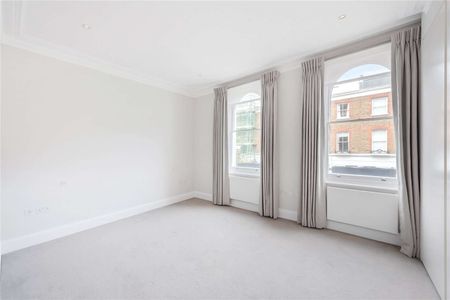 Beautifully finished throughout, this three bedroom townhouse is tucked away in a quiet Chelsea square. - Photo 5