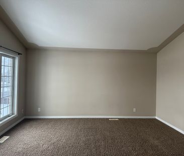 Spacious 2 Bed Apartment + Covered Parking included - Pet Friendly - Photo 4