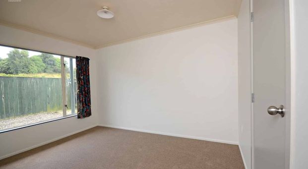 Close to shops and transport - Photo 1