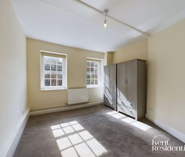 3 bed flat to rent in The Precinct, Rochester, ME1 - Photo 6