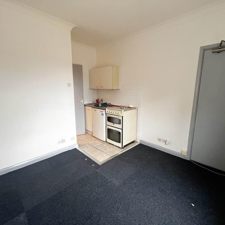 Studio to rent - Photo 1