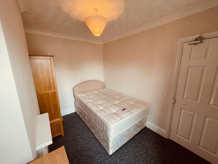 1 bedroom in a house share to rent - Photo 4