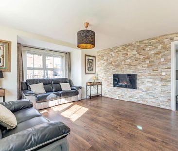 11 Lady Wallace Green, Lisburn, BT28 3NX - Photo 1