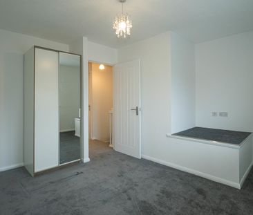 2 bedroom mid terrace to let - Photo 6