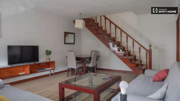 Double bed in Room in a shared 4-bedroom apartment for rent in Fontarrón, perfectly suited for professionals and students - Photo 1